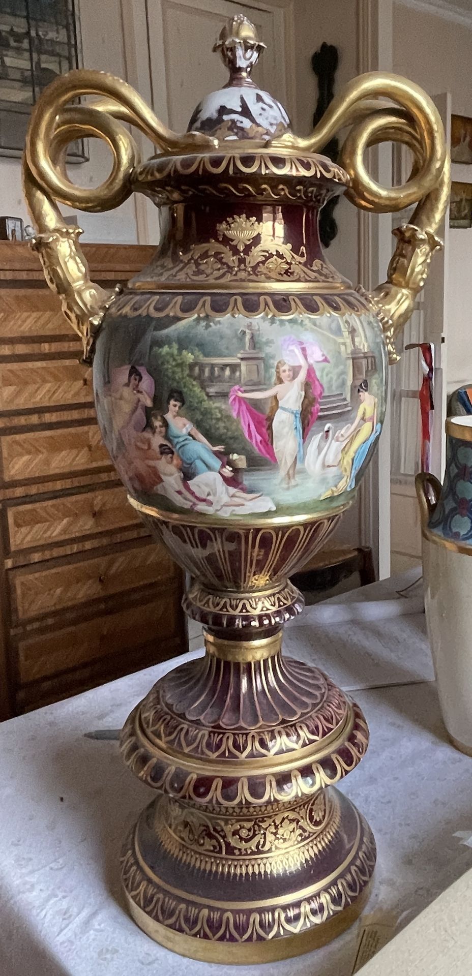 Null Grand vase balustre en porcelaine de Vienne à décor polychrome et lustre mé&hellip;