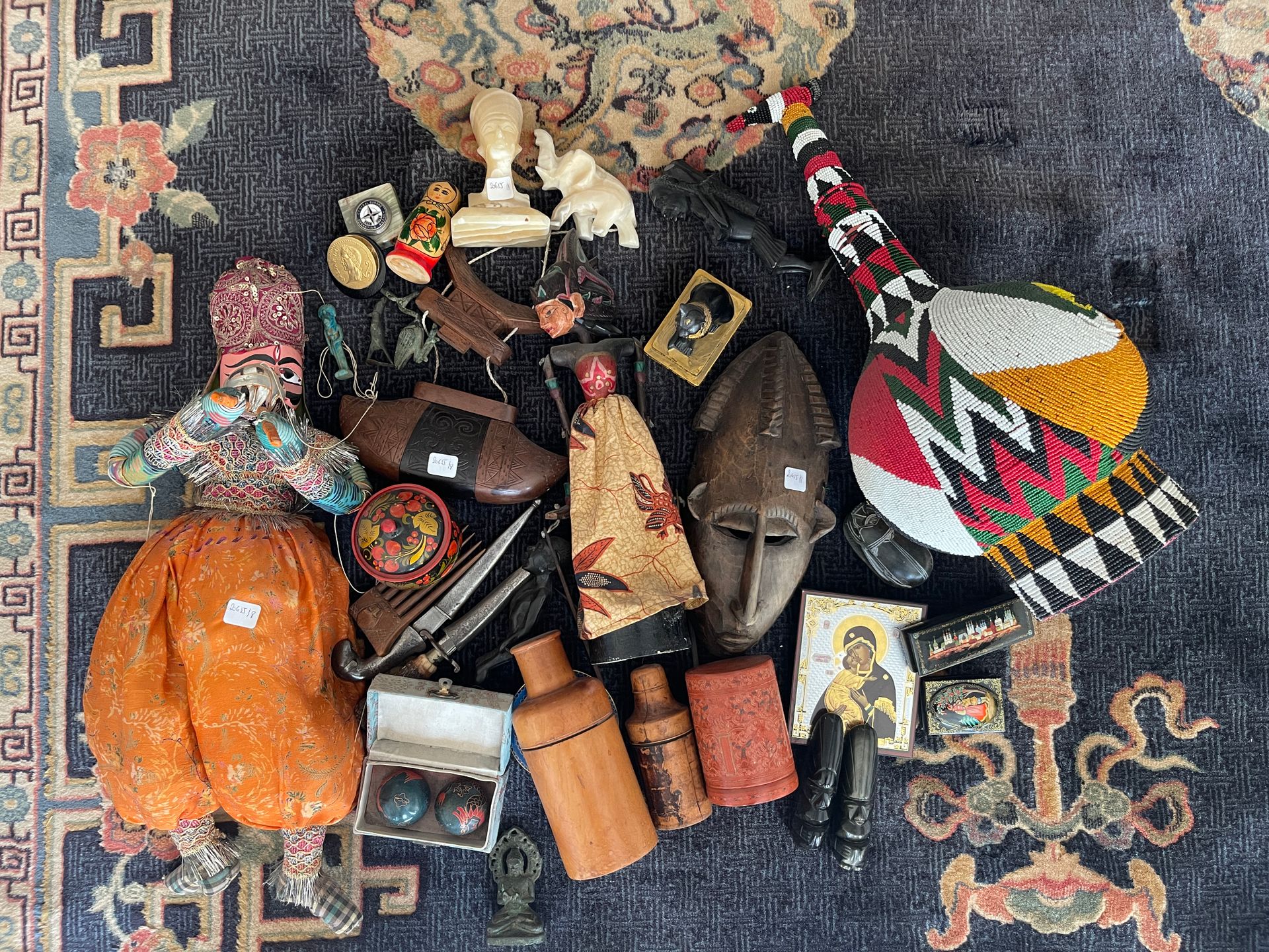 Null Petit lot de souvenirs de voyage: statuette africaine, marionnette, poignar&hellip;