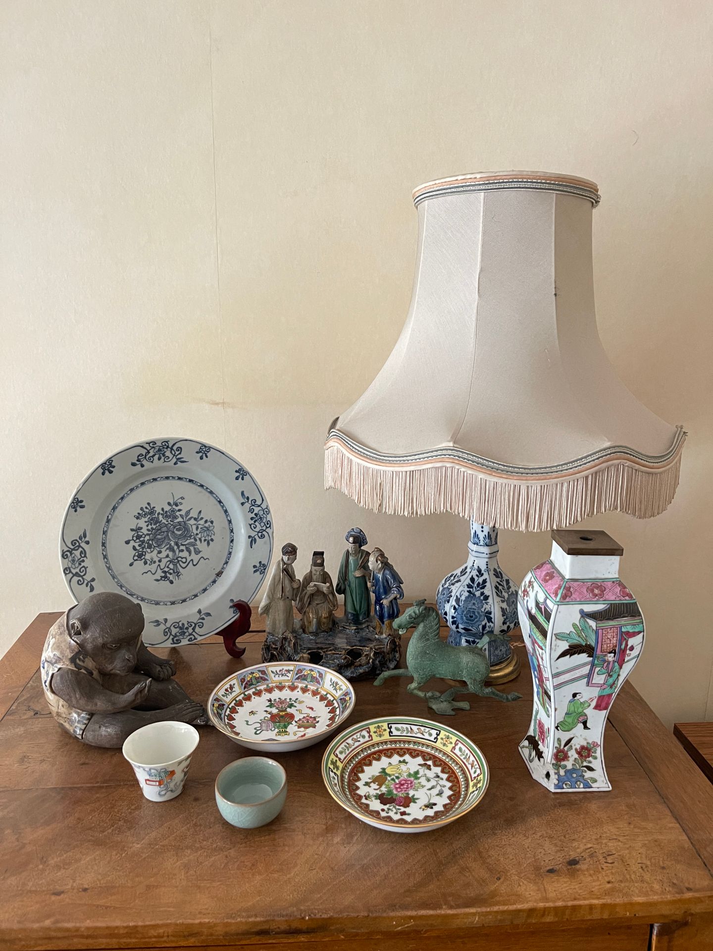 Null Lot de style Extrême-Orient: assiette Delft, vase, groupe en grès émaillé E&hellip;