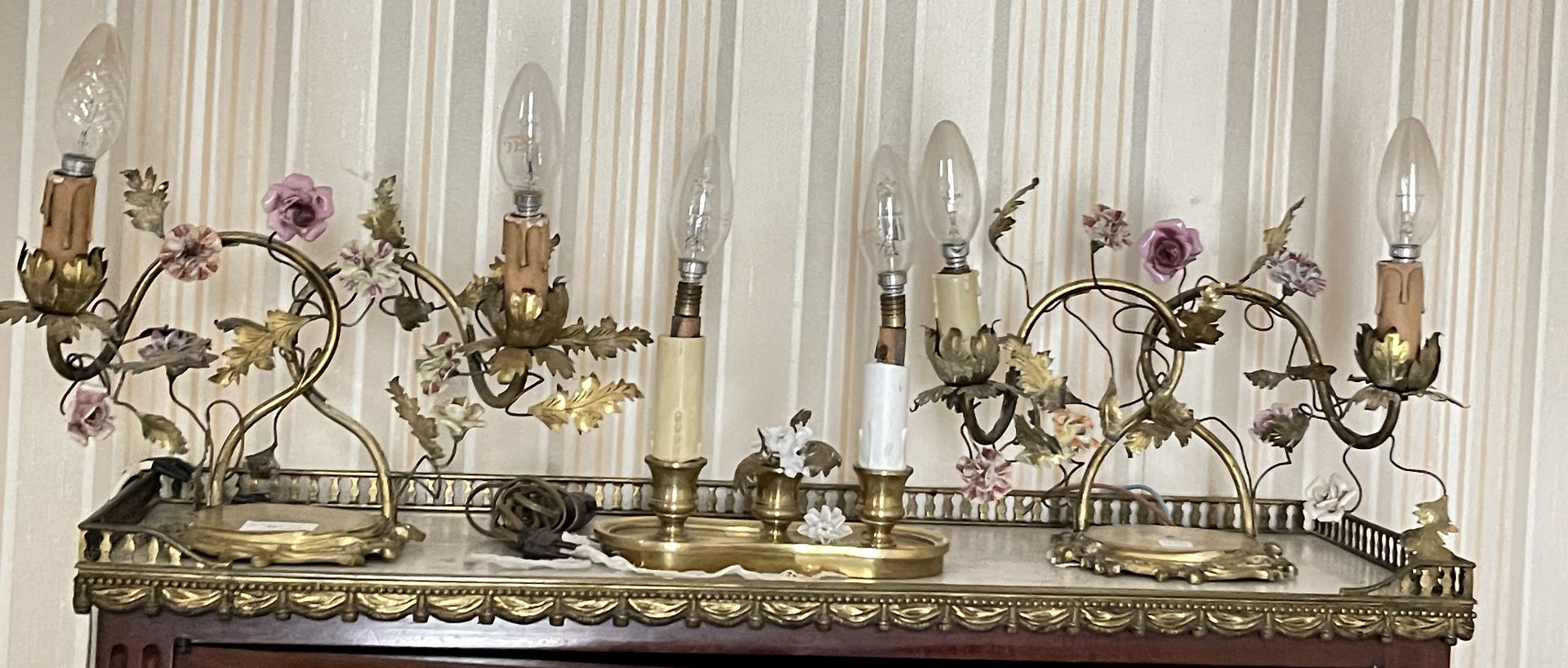 Null Paire de candélabres à deux lumières en bronze doré, orné de fleurs en porc&hellip;