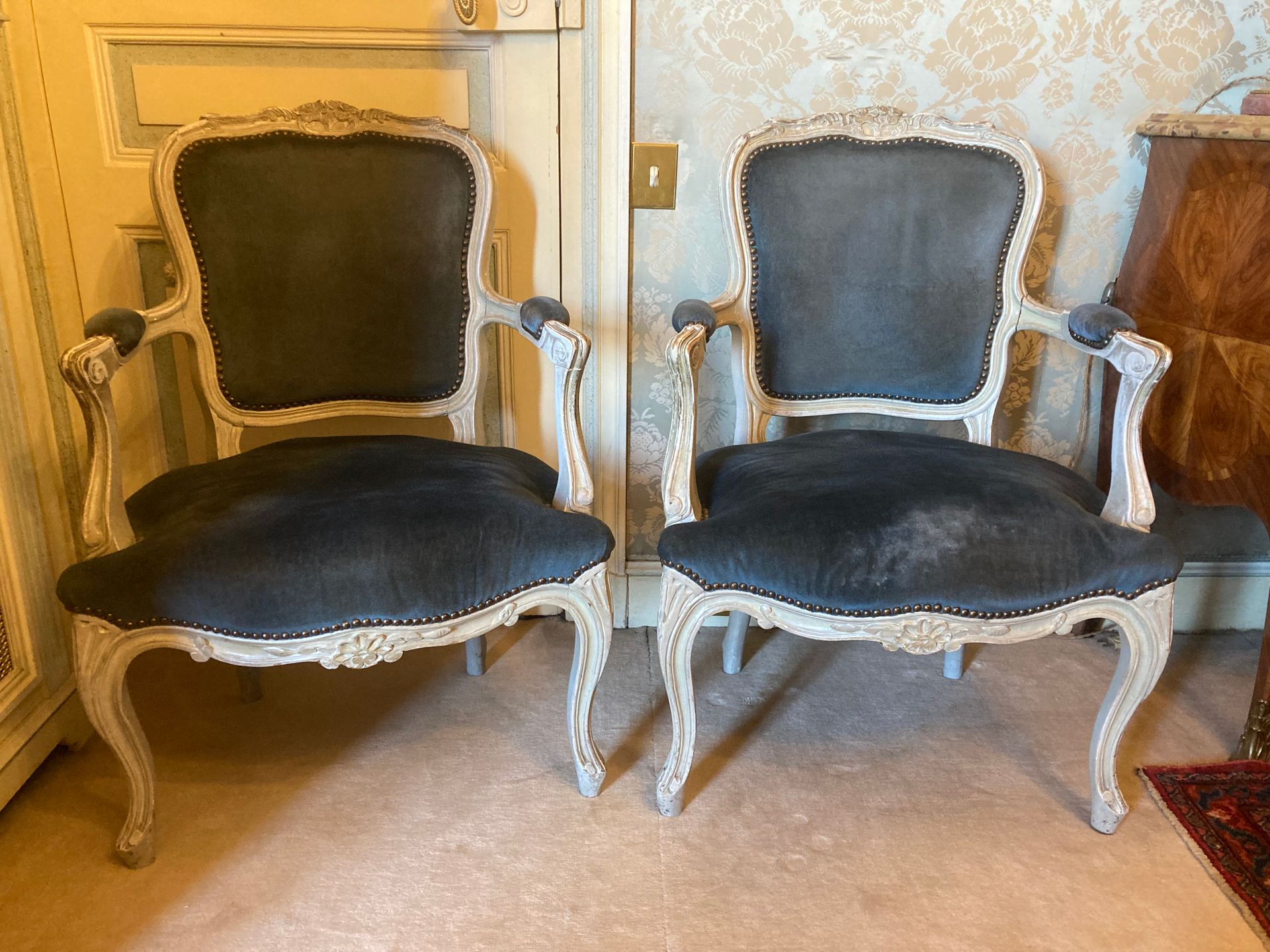 Null Paire de fauteuils de style Louis XV en bois sculpté peint blanc, reposant &hellip;