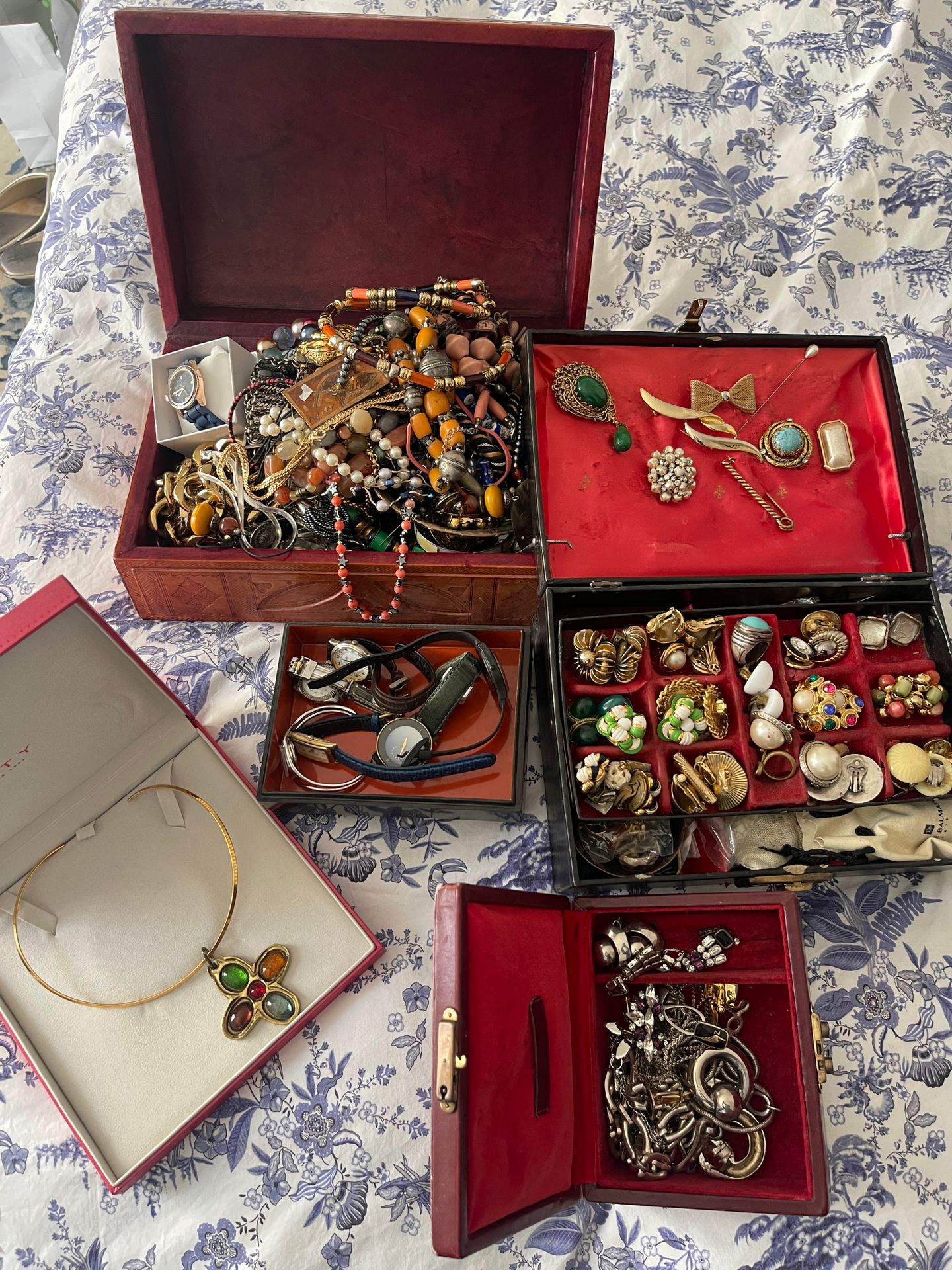 Null Lot de bijoux fantaisie: bracelets, paire de boucles d'oreilles, colliers, &hellip;