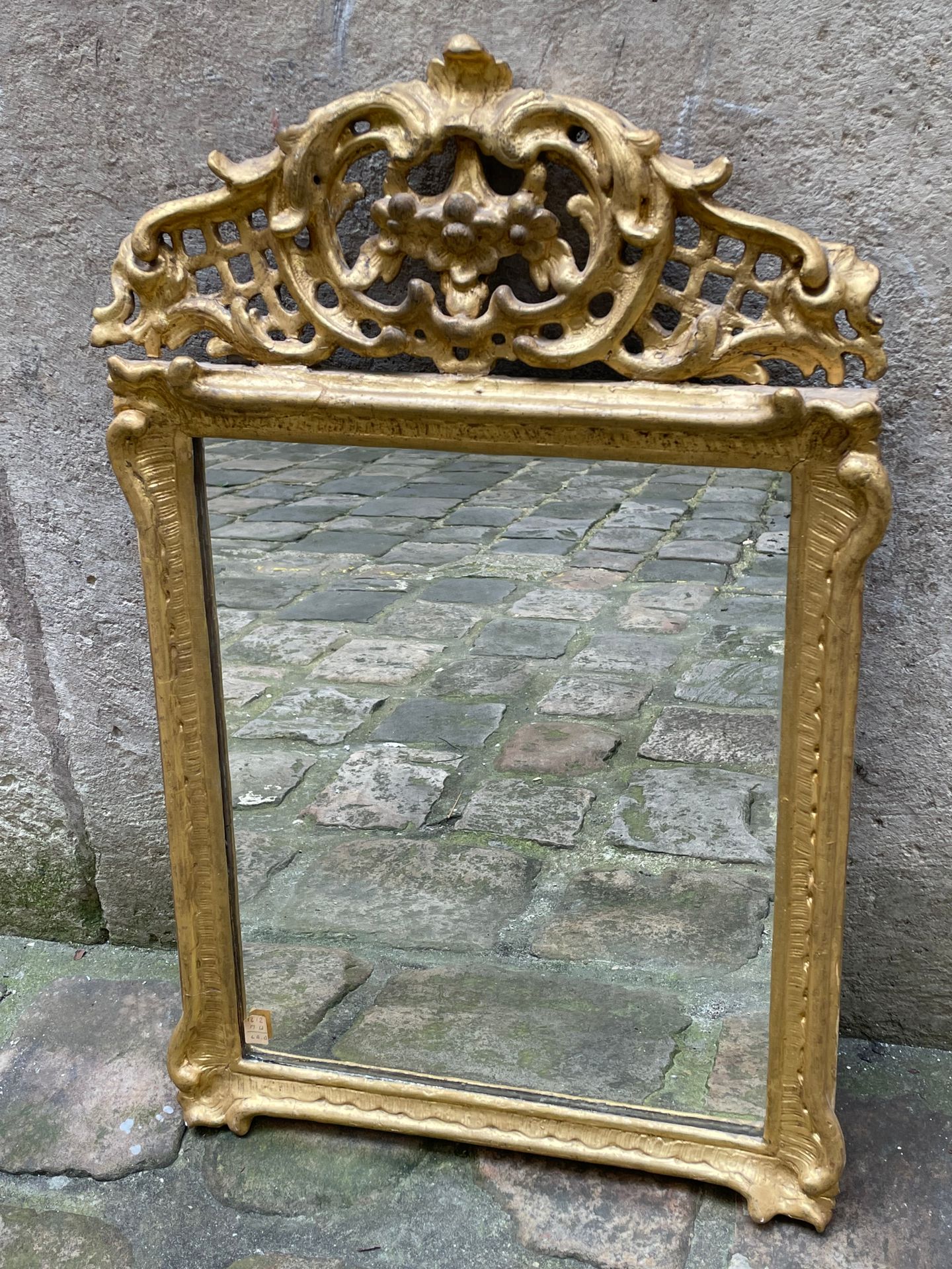 Null Petit miroir en bois et stucs dorés à décor rocaille. Régence. 67,5 cm x 43&hellip;
