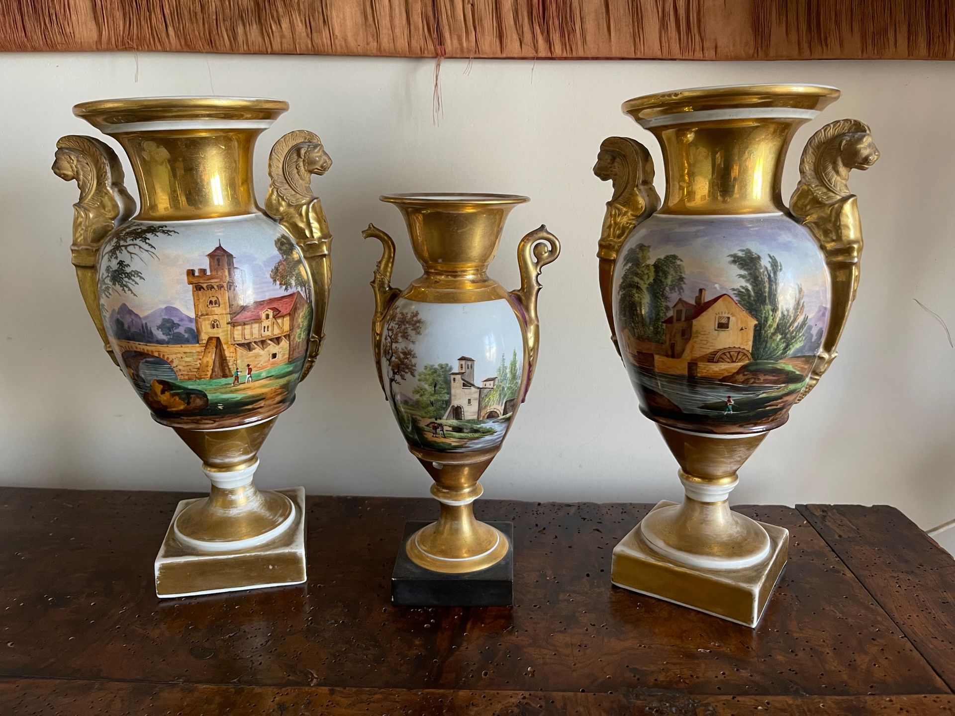 Null Paire de vases en porcelaine de Paris à décor de paysages architecturés, an&hellip;