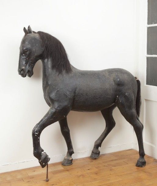 Important cheval en bois et plâtre peint, fers et crins,…