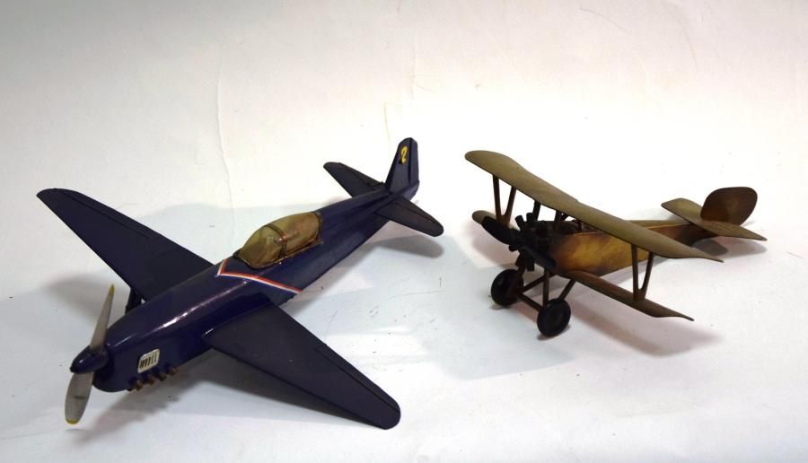 Null Deux Maquettes d’avion dont avion de chasse et biplan en laiton. 34 x 34 – &hellip;