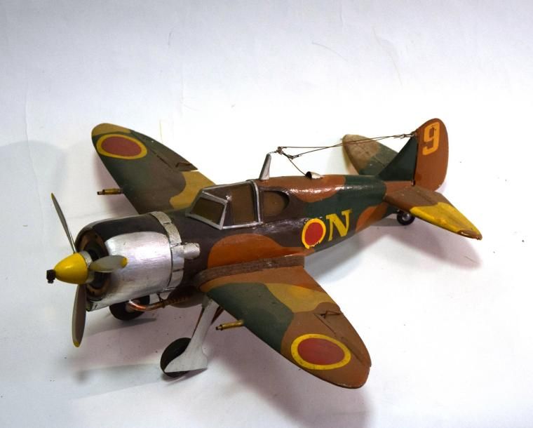 Null Maquette d’avion militaire, monoplan, monomoteur, peinture de camouflage. 4&hellip;