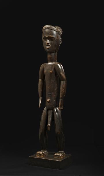 Null Statue Dan, Côte d’Ivoire. Bois dur à patine brun foncé, métal. 

Haut.: 78&hellip;