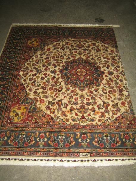 Null FRAGMENT de tapis à fond soie, à décor floral sur champ ivoire. Pakistan, v&hellip;