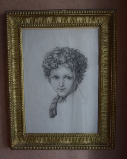 Null Ecole FRANCAISE du XIX ème, portrait d'enfant, fusain. 50 x 35 cm. (pliure)