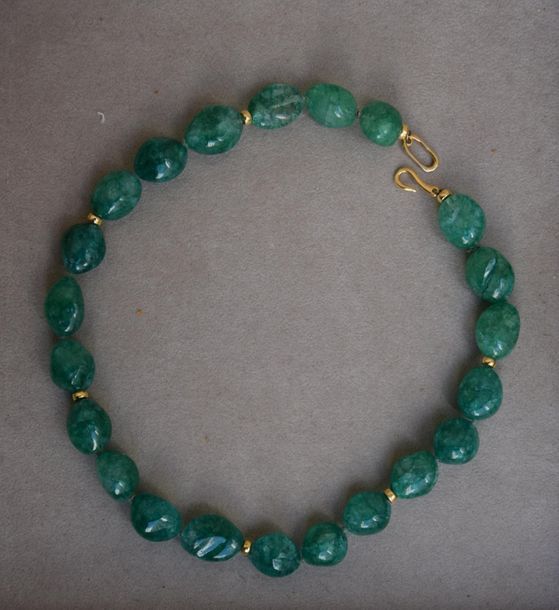 Null COLLIER en cristal de roche teinté vert alterné de huit perles et bélière e&hellip;