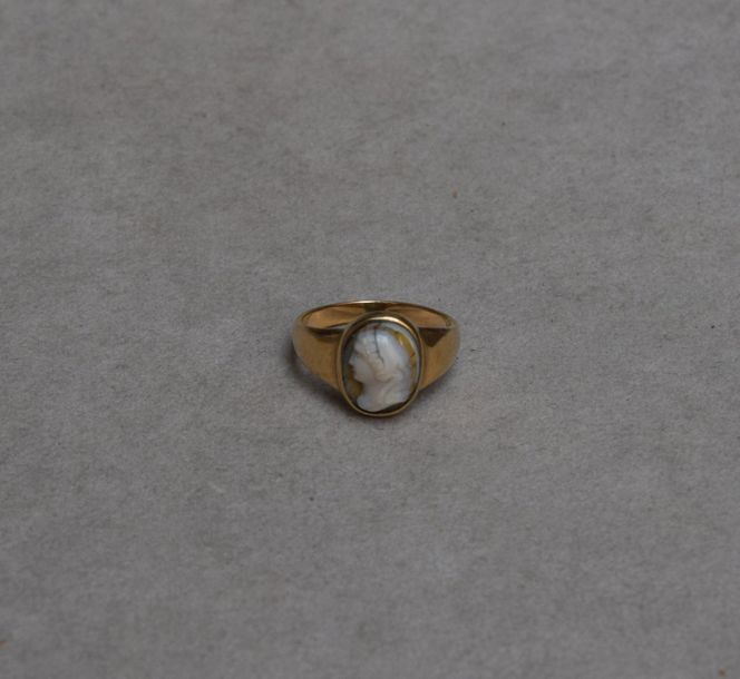 Null BAGUE en or sertie d'un camée d'une tête d'Omphale ?. Poids brut : 4 grs.