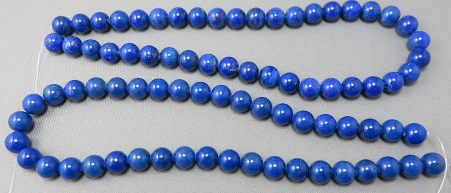 Null LOT DE 2 RANGS de boules de Lapis-Lazuli. Choker, probablement baigné. Ø: 1&hellip;