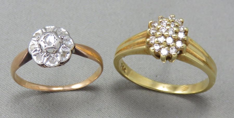 Null Lot de 2 BAGUES en or à 750°/00 ornées de diamants taille brillant et rose.&hellip;