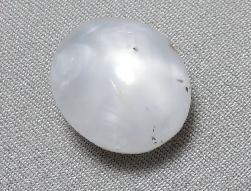 Null SAPHIR ETOILE en cabochon. Poids: 24,09 cts. Dimensions: 15,7 x 13 x 10,9