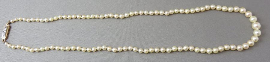 Null COLLIER de perles de culture en chute. Ø des perles: de 2,8 à 7,1 mm enviro&hellip;