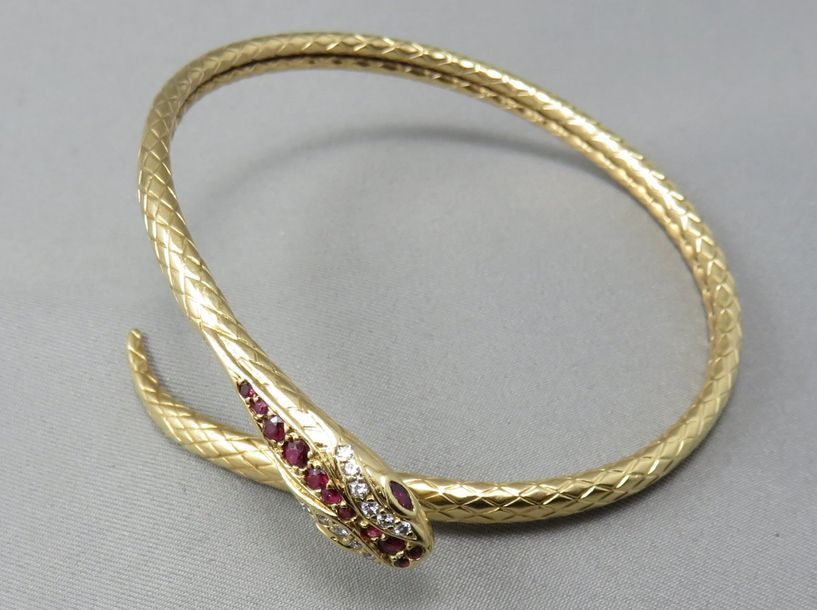 Null Bracelet Jonc "Serpent" en or à 750°/00 guilloché, la tête enrichie de diam&hellip;