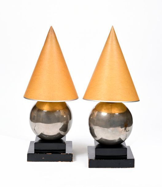 Null PAIRE de LAMPES figurant des sphères en métal sur une base carrée en bois n&hellip;