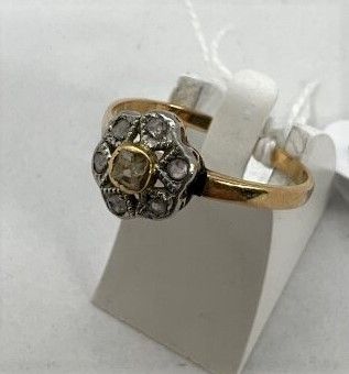 Null Gold ring with a rosette pattern set with small roses.

Gross weight : 1,7g&hellip;