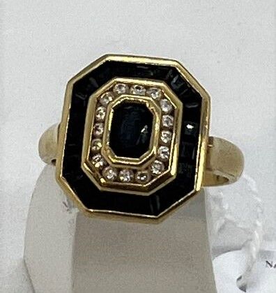 Null 黄金八角形戒指，以椭圆形蓝宝石为中心，由钻石和方形蓝宝石组成的双重环绕。

TDD: 57 - 毛重: 6.7g