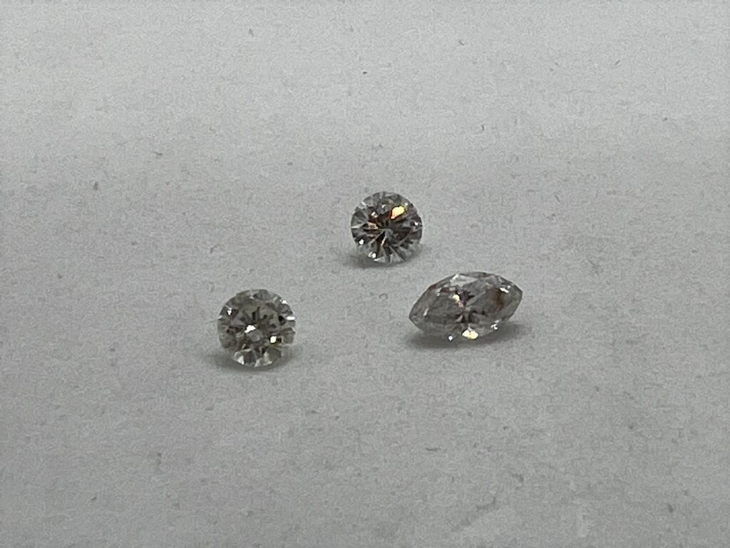 Null 3 diamanti su carta, taglio moderno, di cui 2 rotondi, circa 0,12 carati, e&hellip;