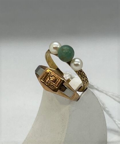 Null Gold signet ring and gold ring set with 2 pearls and a green jade.

Gross w&hellip;