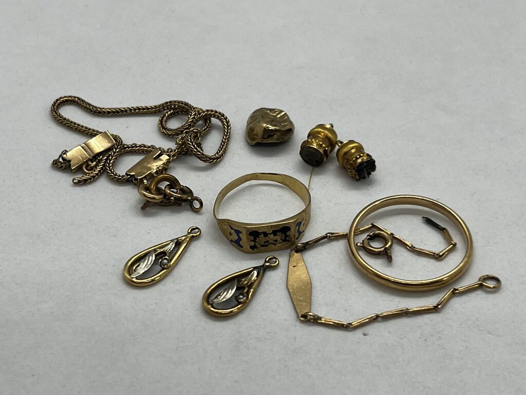 Null Gold lot including pair of earrings, wedding ring, baby chain, clasp.

Gros&hellip;