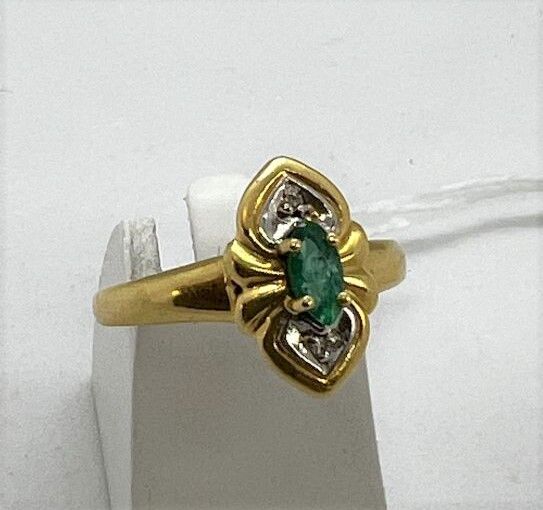 Null Two-tone gold ring centered on a mandorla emerald with two diamonds in flor&hellip;