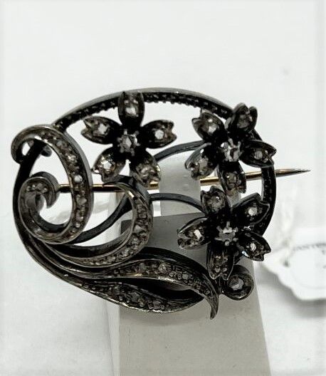 Null 金银胸针，有3朵花和叶子，镶嵌有小钻石。

19世纪晚期

毛重 : 11,9 g