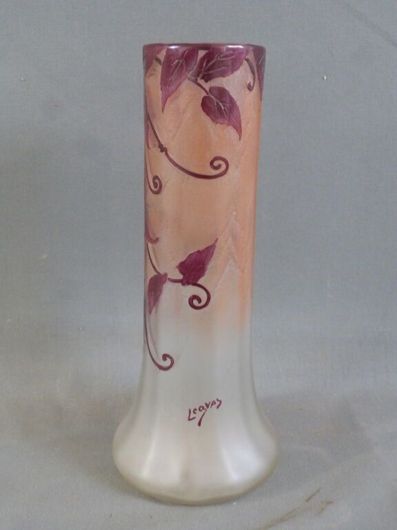 Null LEGRAS

长颈花瓶，采用酸蚀多层玻璃，在磨砂白底上装饰着梅花。

签名保留。

高：29.5厘米
