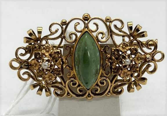 Null Broche ovale en or ciselé sertie au centre d'un jade vert en losange et de &hellip;
