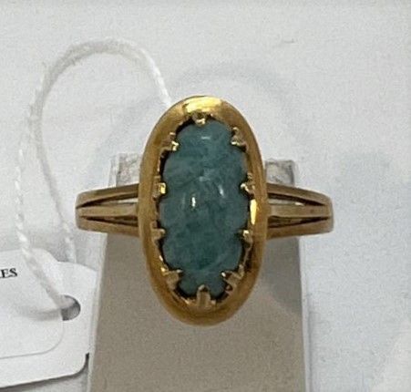 Null Ovaler Ring aus Gelbgold, besetzt mit einem Türkis-Cabochon.

TDD: 55 - Bru&hellip;