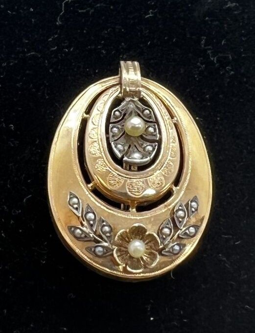 Null Ovale Brosche aus Gold mit Perlenbesatz. 

Bruttogewicht: 6,7g