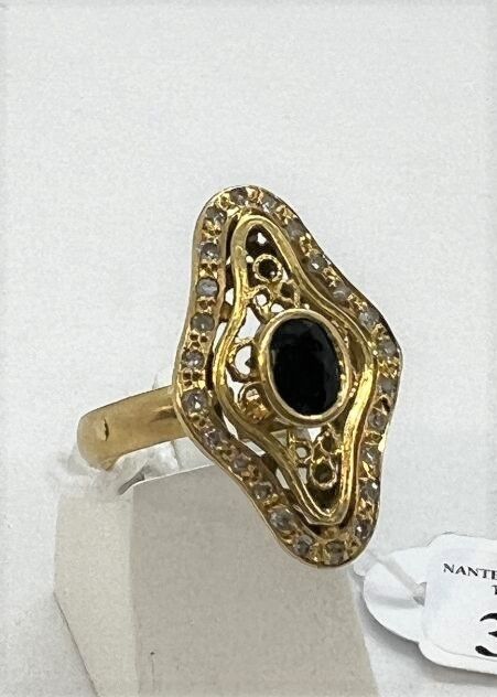 Null 一枚黄金镂空钻石形榄尖形戒指，以钻石镶嵌的椭圆形蓝色宝石为中心。

TDD: 60 - 毛重: 7.9g