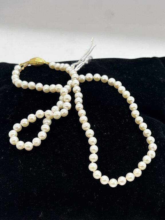 Null Necklace of cultured pearls with ovoid clasp in gold.

Length: 45 cm - diam&hellip;