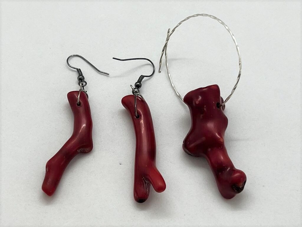 Null Pendentif et paire de pendentifs en corail rouge

H. 4,5 et 5 cm