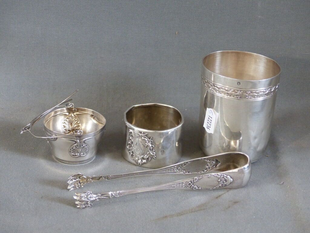 Null Silver lot with leaves including a sugar tongs, a tea strainer, a tumbler (&hellip;