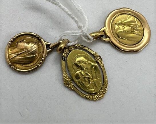 Null Lot von 3 Medaillen der Jungfrau Maria aus Gold.

Gewicht: 7g