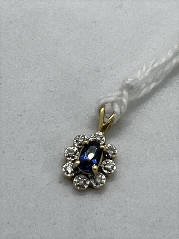 Null Oval gold pendant with a sapphire.

Gross weight : 0,7g