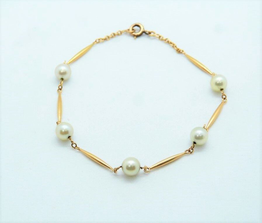 Null 梭形链节的金手镯，与养殖珍珠交替使用。

长度：19厘米

毛重 : 4,2g