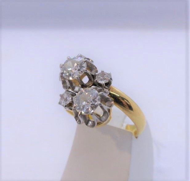 Null Anello in oro bicolore con due diamanti grandi (circa 0,5 e 0,6 carati) e d&hellip;