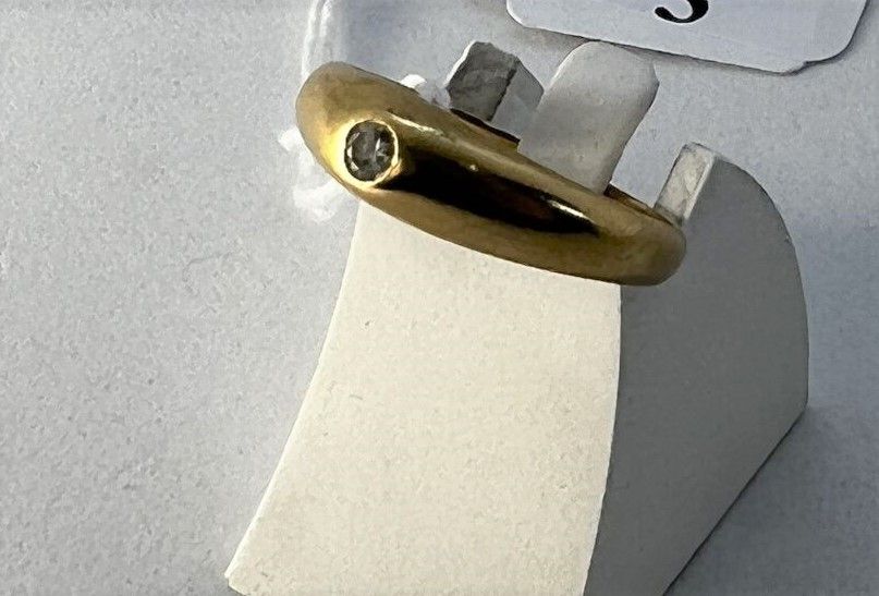 Null Ring aus Gelbgold, besetzt mit einem Diamanten.

Bruttogewicht: 2,7g TDD: 5&hellip;