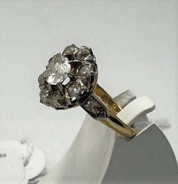 Null 黄金雏菊戒指，在八颗钻石的衬托下，镶嵌了一颗主钻石（约0.60克拉），肩部有两颗钻石。

TDD 53.

毛重：5.3克。