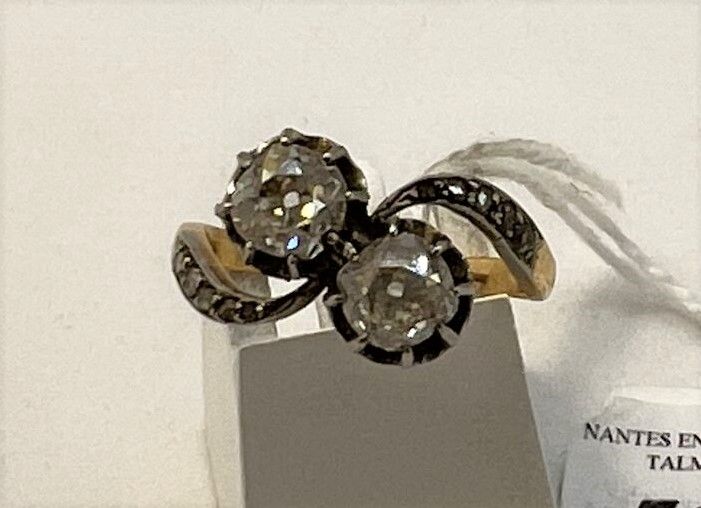 Null 黄金toi et moi戒指，镶有两颗钻石，肩部有老式切割钻石（约0.55克拉）。

毛重：3.6克。TDD : 53