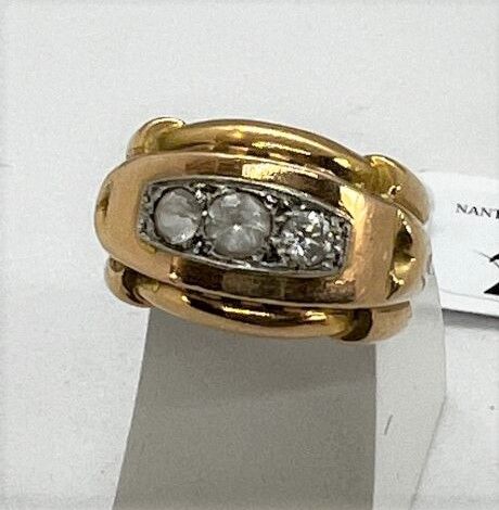 Null Gold band ring set with 3 zircons.

Gross weight : 7,6g (must be checked)