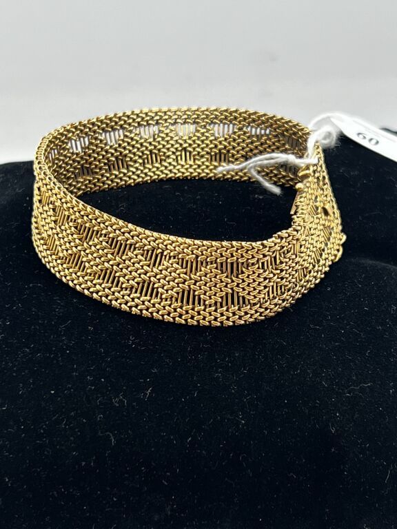 Null Gold bracelet with diamond-shaped links

Weight : 45,3 g - Length : 20.5 cm