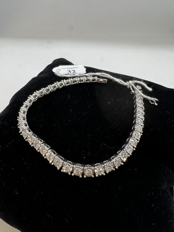 Null White gold bracelet set with 39 diamonds (approx. 0.10 ct each)

Gross weig&hellip;