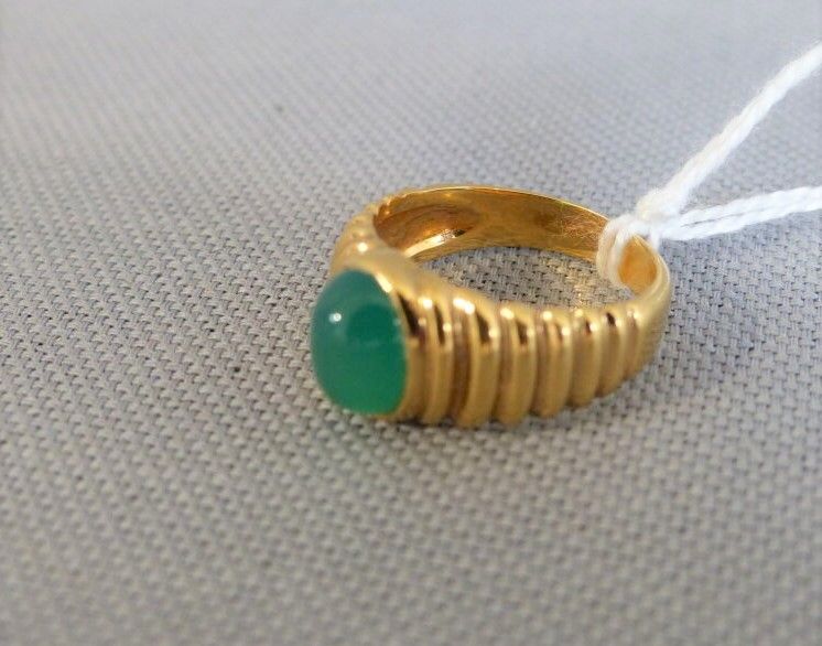 Null 镶嵌有绿色凸圆形宝石的黄金戒指。

毛重 : 4,6 g
