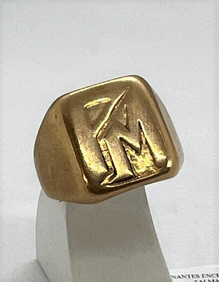 Null Gold man's signet ring with the number PM

Weight : 20,5g - TDD : 69