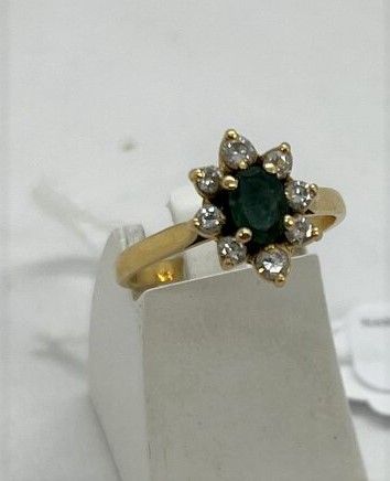 Null Ring aus Gelbgold mit einem Smaragd in einer Umgebung aus Diamanten.

Brutt&hellip;
